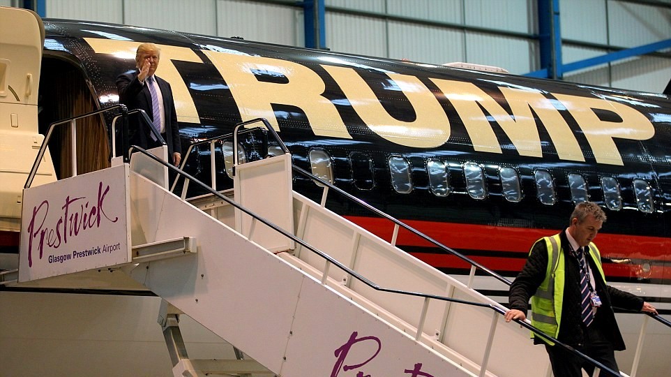 Donald Trump vystupuje z lietadla